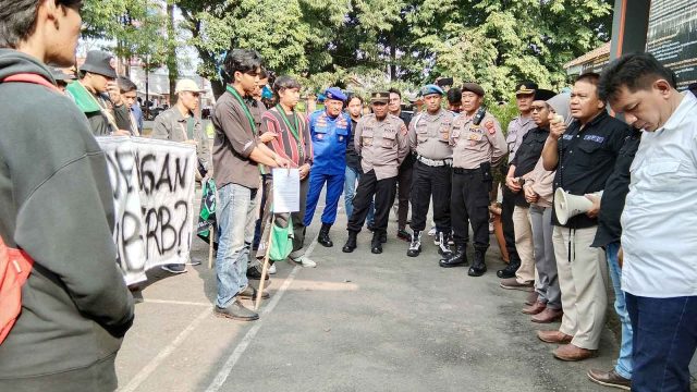 HMI Demo KPU Kabupaten Cirebon Tuntut Transparansi Rekrutmen PPK Dan PPS