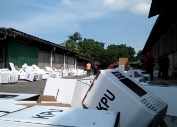 Kotak Suara Kardus di Gudang KPU Kabupaten Cirebon Rusak