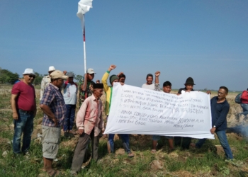 Petani Kibarkan Bendera Putih