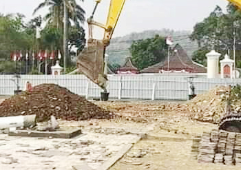 Pembangunan Alun-alun Ambil Designer Luar