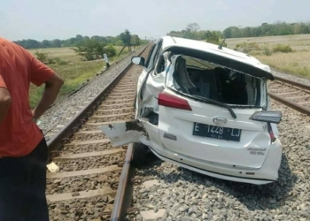 Braaak, Tertabrak Kereta, Mobil Sigra Terseret 5 Meter