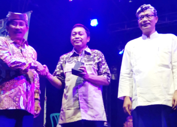 Disbudparpora Beri Penghargaan Pengembangan Sastra dan Bahasa Cirebon, Penulis “Ngikik Dikit” Dapat Anugerah Wiratara