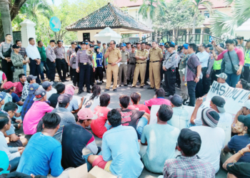 Massa Ontrog Kantor Bupati