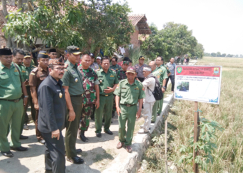 Bhakti Manunggal TNI Bangun Jalan dan Rutilahu