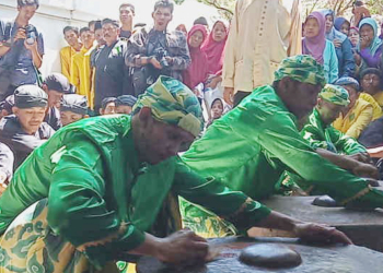 Tradisi Nyiram Gong Sekati Keraton Kanoman Diserbu Warga