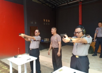 Kapolres Majalengka Latihan Menembak