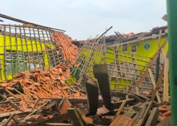 Atap Bangunan MTsN Jatitujuh Runtuh