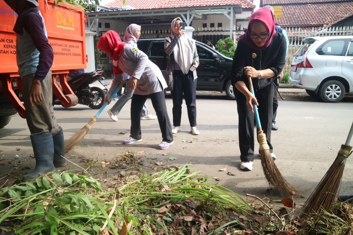 Hujan Mulai Intens di Kota Cirebon, Gerakan Bersih-bersih Diintensifkan untuk Cegah Banjir 1