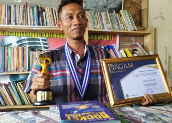 Istiqomah Berjuang di Bidang Literasi, Guru Honorer SMPN 2 Suranenggala Dapat Een Sukaesih Award 2019