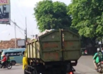 Truk Sampah Tanpa Penutup Bikin Resah