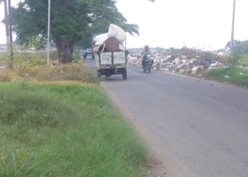 Sampah Menggunung di Pinggir Jalan