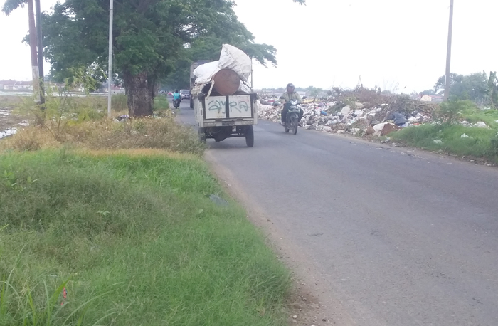 Sampah Menggunung di Pinggir Jalan 1