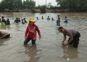 Muspika Suranenggala Hijaukan Bantaran Sungai Winong