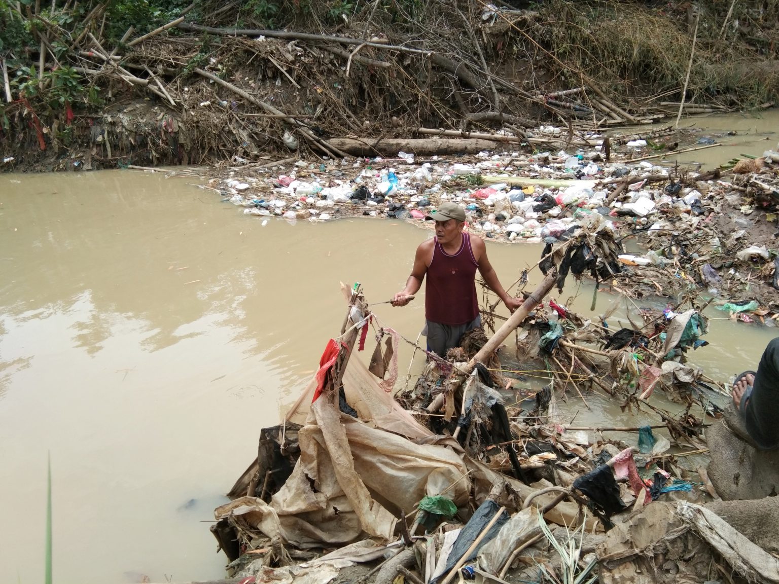 tumpukan sampah memenuhi sungai