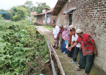 Setengah Meter Lagi Amblas