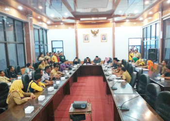 200 Aparat Desa Ngadu ke Wakil Rakyat Minta Solusi