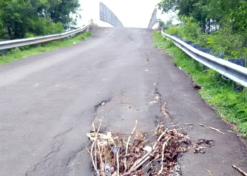 Jalan Jembatan Layang Penghubung Antardesa Rusak