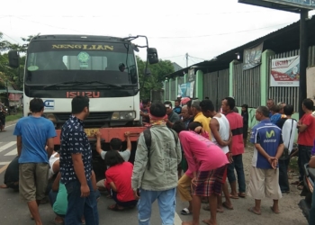 Motor Hancur Tergilas Kontainer, Pengendara Berhasil Lompat