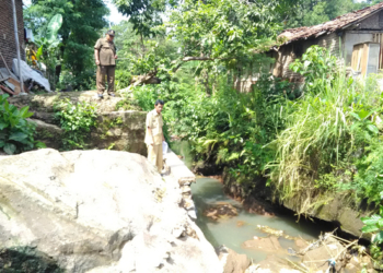 Rumah Bantaran Terancam Longsor