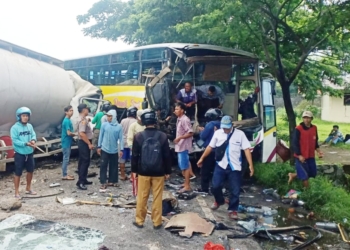Oleng ke Jalur Kanan, Truk Tangki Dihajar Bus
