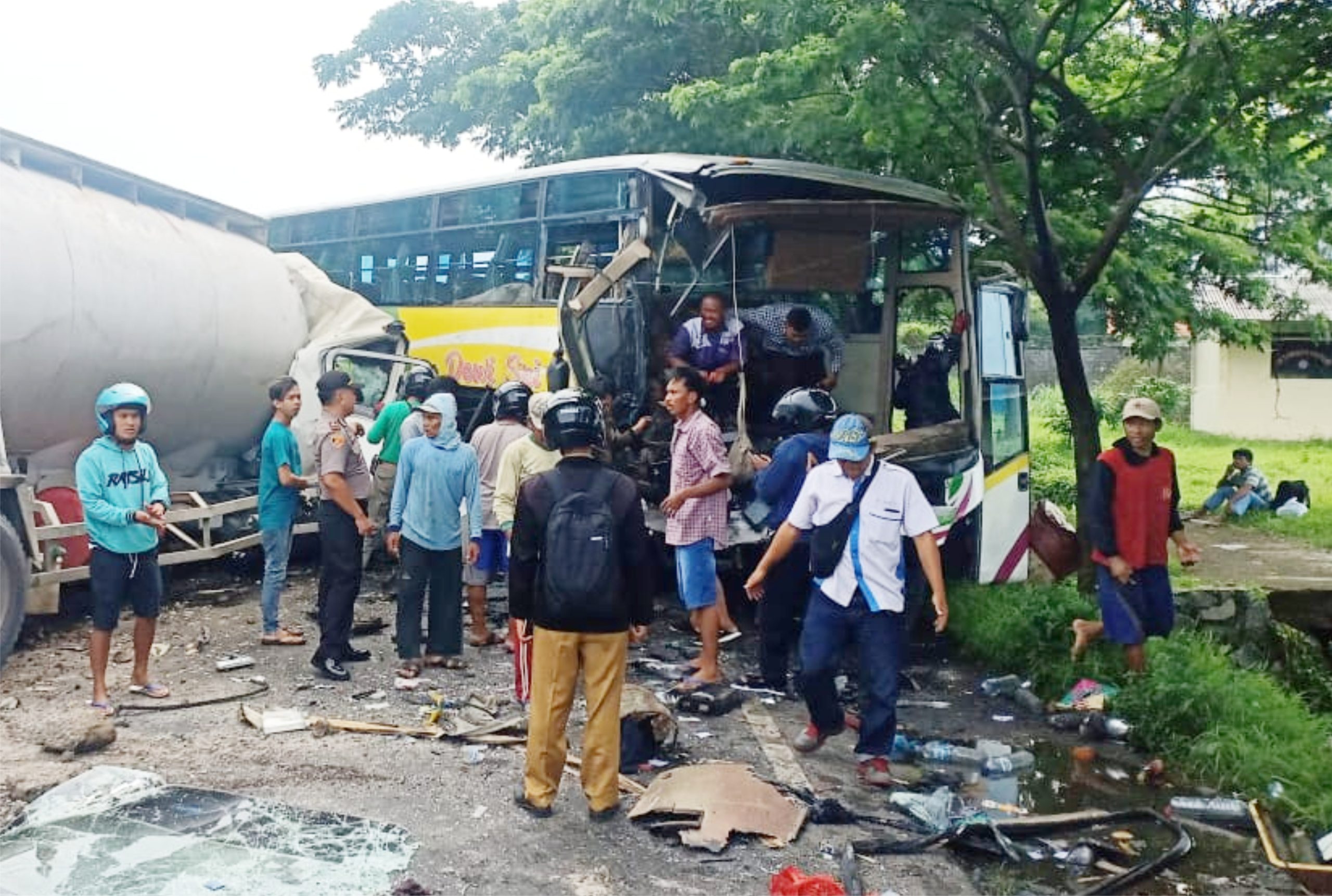 Oleng  ke Jalur Kanan Truk  Tangki  Dihajar Bus Suara Cirebon