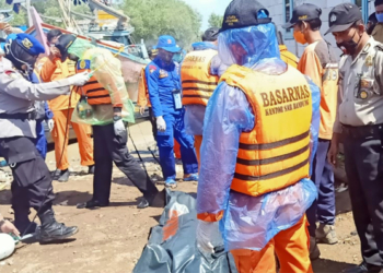 PEtugas Gabungan menemukan nelayan yang tenggelam