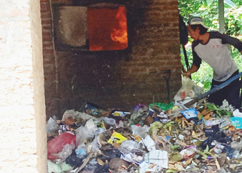 Pemdes Setu Wetan Cirebon Mandiri Atasi Sampah