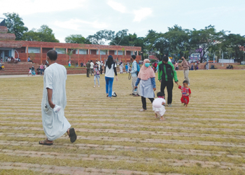 Jelang Diresmikan Gubernur Jabar, Rumput Alun-alun Kejaksan Cirebon Rusak