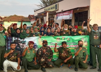 Bantu Masyarakat di Masa Pandemi, IWAPSI Kabupaten Cirebon Bagikan Takjil Gratis