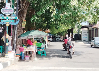 PKL Musiman Penuhi Jalan KS Tubun Kota Cirebon