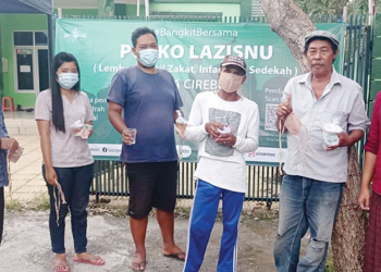 Lazisnu Kota Cirebon Bagikan Takjil Gratis