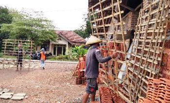 Bahan Baku Genteng Jatiwangi Makin Menipis