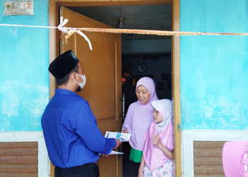 Kepala SD Integral Luqman Al-Hakim Cirebon Jemput Bola