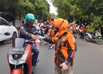 Tinggalkan Stigma Organisasi Preman, MPC PP Kabupaten Cirebon Bagikan Ribuan Takjil
