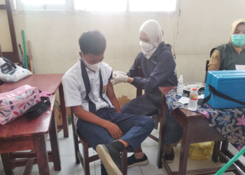 Memberikan Rasa Aman Saat PTM, Pelajar SMPN 1 Waled Divaksin