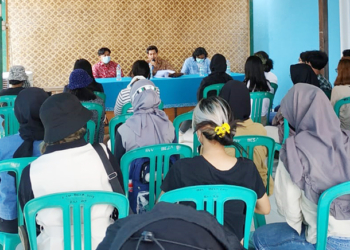 Mahasiswa ITB Survei Pembuatan Gerabah ke Sitiwinangun