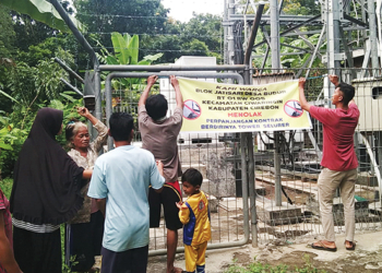 Warga Budur Segel Tower Selular