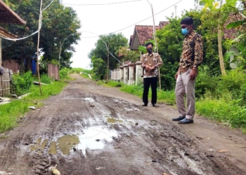 Jalan Poros Desa Serang Kulon Memprihatinkan