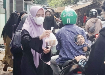Siswa MAN 1 Cirebon Bagi-bagi Takjil