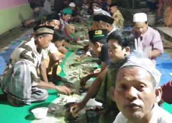 Makan Bersama di Atas Pelepah Daun Pisang Warnai Doa Bersama Masyarakat Prajawinangun Kulon