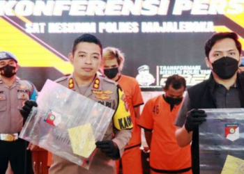 KAPOLRES MAJALENGKA, AKBP Edwin Affandi didampingi Kasat Reskrim AKP Febry H Samosir menunjukkan barang bukti pencurian dengan kekerasan