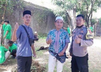 Warga RT 05/08 Sumber Salurkan Daging Kurban