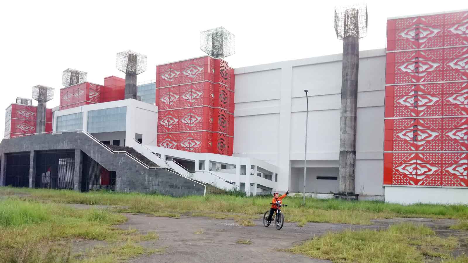Bangunan Stadion di kawasan Sarana Olah Raga (SOR) Watubelah yang terhenti pembangunannya sejak tahun 2019 lalu