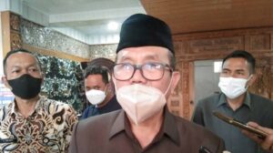 Bupati Cirebon, H Imron membenarkan sudah menandatangani surat keputusan Plt Sekda Kabupaten Cirebon yang dijabat Hendra Nirmala, sesuai kewenangannya, Senin (11/7/2022).* Foto: Islah/SC