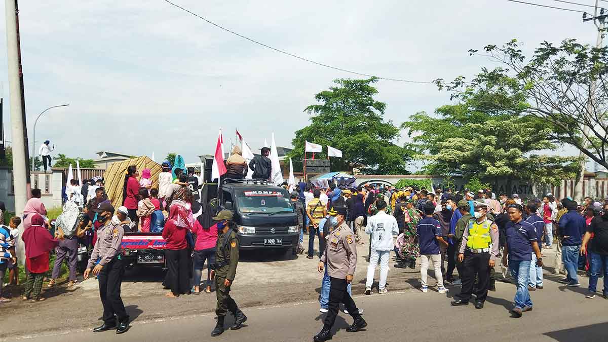 Ratusan warga Desa Astanamukti, Kecamatan Pangenan, Kabupaten Cirebon, menggeruduk PT. Trimitra Citra Hasta yang berdiri di desa setempat, Kamis (14/7/2022).* Foto: Baim/SC