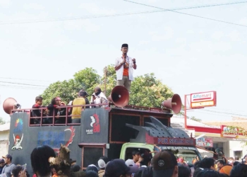 Sekjend FSPMI Moch mahbub saat melakukan orasi.* Foto: Vicky/SC