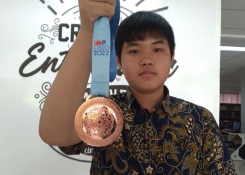 Siswa SMAK Penabur Kota Cirebon Sandy Kristian Waluyo menunjukkan Bronze Medal (Medali Perunggu) hasil mengikuti event IMO.* Foto Surya/SC