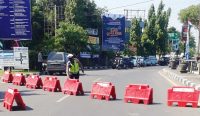 Petugas-kepolisian-melakukan-penutupan-ruas-Jalan-Siliwangi-Kota-Cirebon