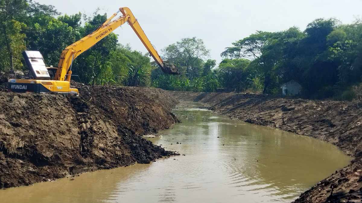 Alat-berat-yang-digunakan-Dinas-PUTR-Kabupaten-Cirebon-untuk-melakukan-normalisasi-Sungai-Ciberes-di-Desa-Gunungsari-Kecamatan-Waled-Kabupaten-Cirebon