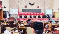 Bupati-Cirebon-H-Imron-menandatangani-berita-cara-persetujuan-KUA-PPAS-tahun-anggaran-2023-pada-rapat-paripurna-di-gedung-DPRD-Kabupaten-Cirebon